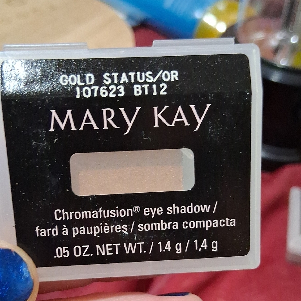 Mary Kay Gold Shimmer Eyeshadow Glamorous Look